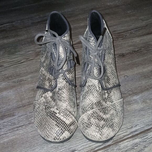 Toms Kala Snakeskin wedge heel ankle booties Sz 8.5 GUC - Picture 2 of 8
